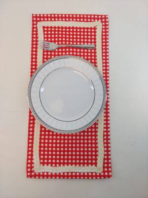 El Yapımı Beyaz Şeritli Kırmızı Pötikare Yemek Takımı Supla - 1