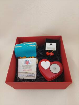 Sevgililer Günü El Yapımı Kalp Küpe Mumluk Bileklik Çorap Hediye Kutusu - 1